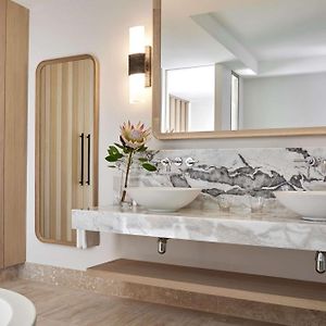 Premier Zimmer mit Queensize-Bett und mit Yachthafenblick